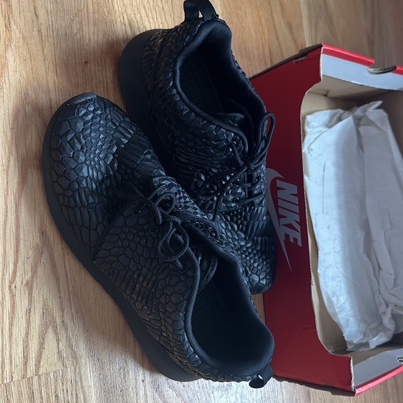 Nike sneakers! - Picture 3 of 3